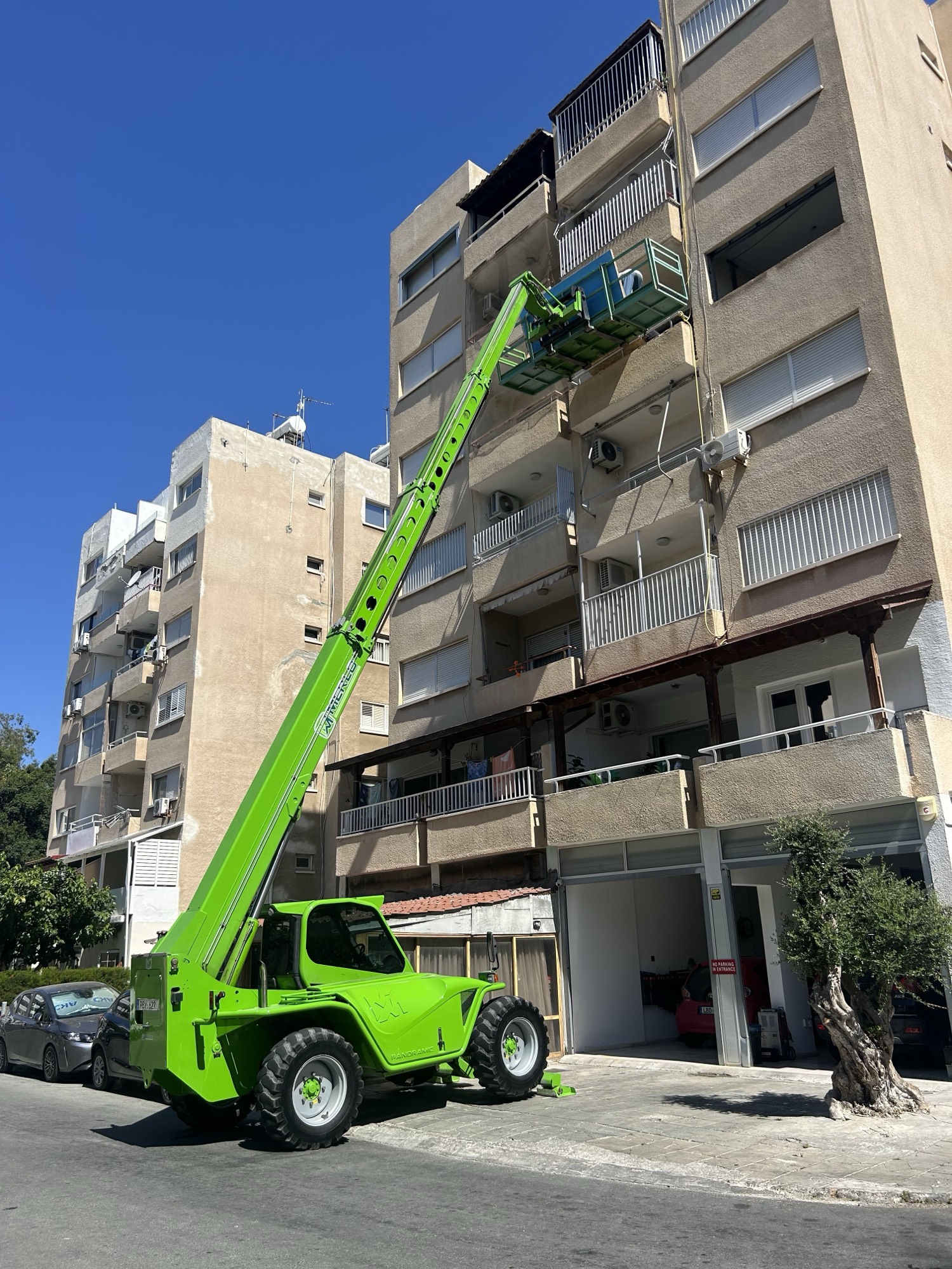 Το Merlo P40.17 σε πλήρη έκταση σε πολυκατοικία στη Λάρνακα